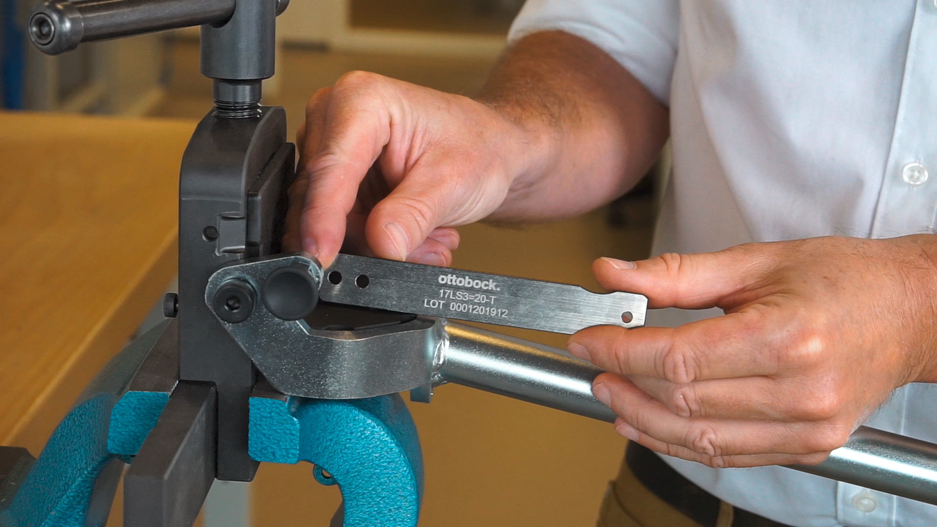 Bending apparatus for titanium bars Ottobock